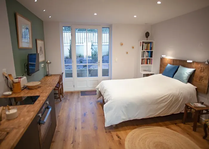 Lyonest D'hotes 4* ليون